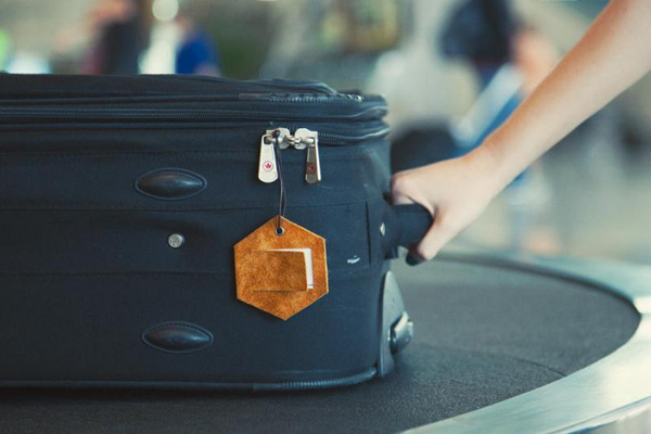 Có nên chuyển giúp hành lý người khác khi đi máy bay không?