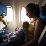 Mẹo: Chống ù tai cho trẻ em khi đi máy bay cần biết