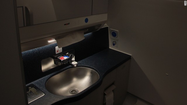 Một vài thắc mắc xoay quanh nhà vệ sinh trên máy bay