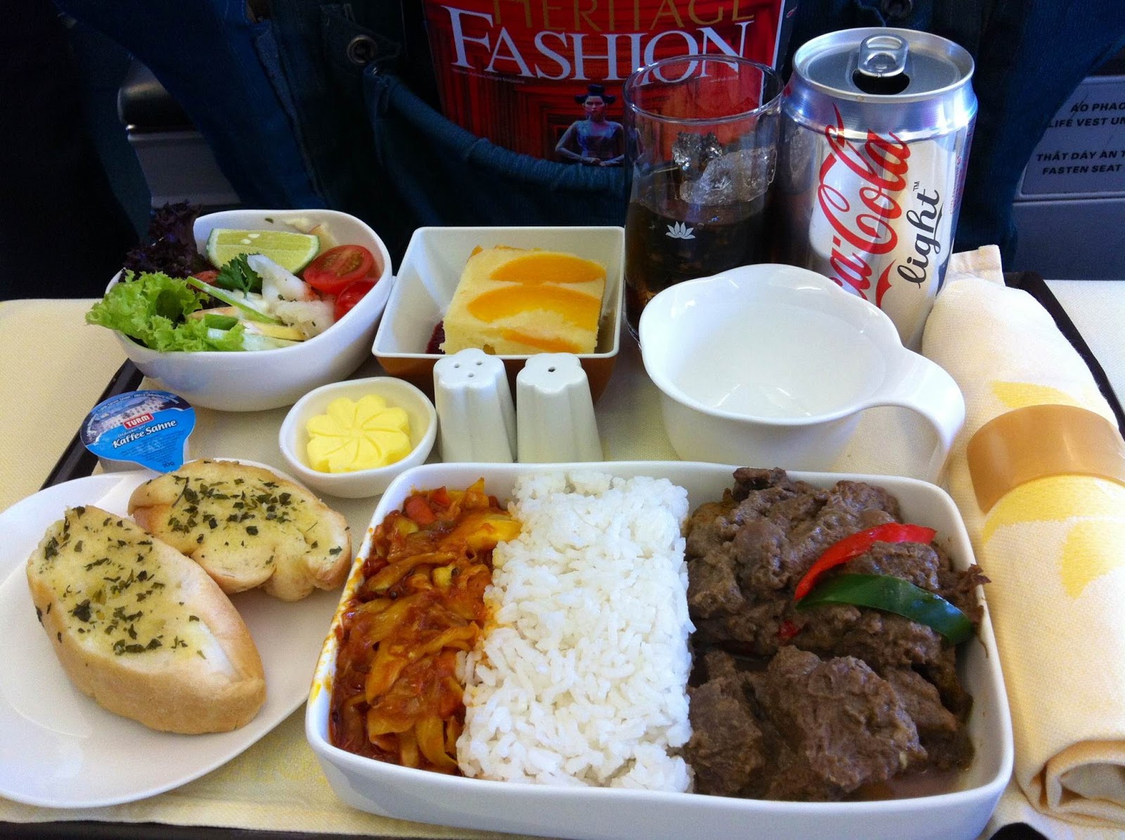 Bạn biết gì về những suất ăn trên máy bay được làm như thế nào?