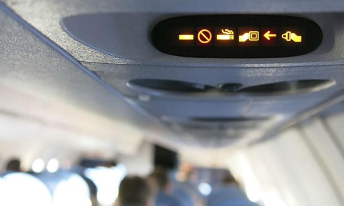Đi máy bay có được mang theo thuốc lá không?
